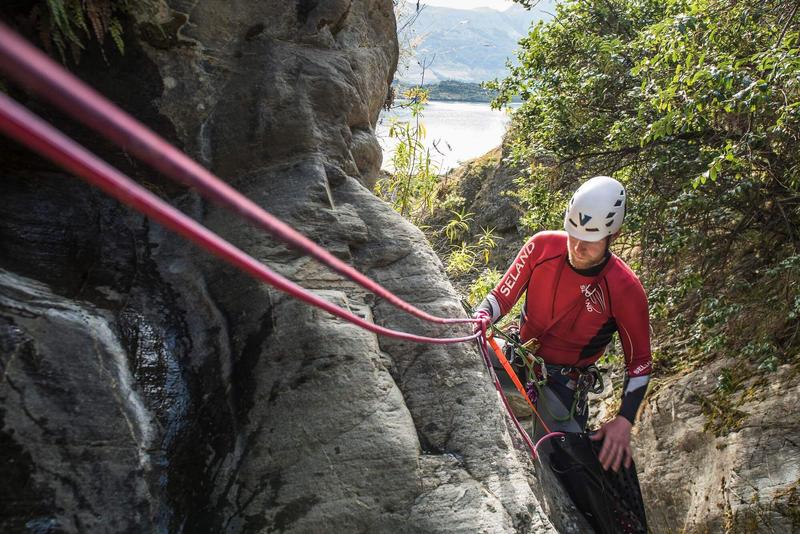 Canyoning techniques traverse line © V7 Academy